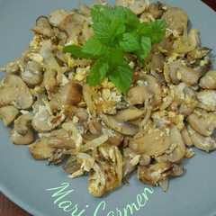 Una foto de Champiñones 🍄 Revueltos con huevo