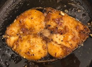 Hình của món Cá thu chiên sốt mắm.