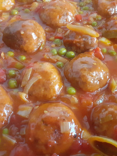Una foto de Albóndigas de pollo a la jardinera