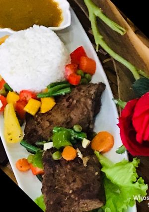 A picture of Whosayna’s Garlic Steak and Stir Fried Veggies.