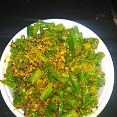 A picture of Green chilli pickle.