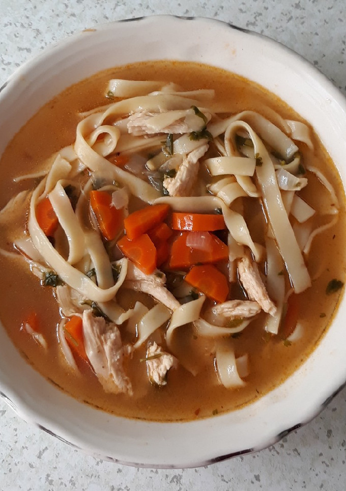 Una foto de Tallarines con pollo 🍗