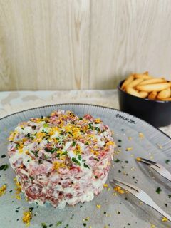 Una foto de Tartar ibérico de salchichón