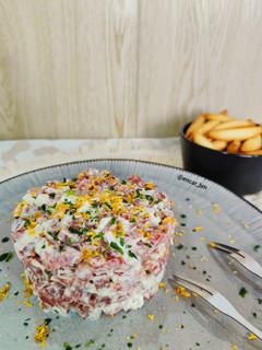 Una foto de Tartar ibérico de salchichón