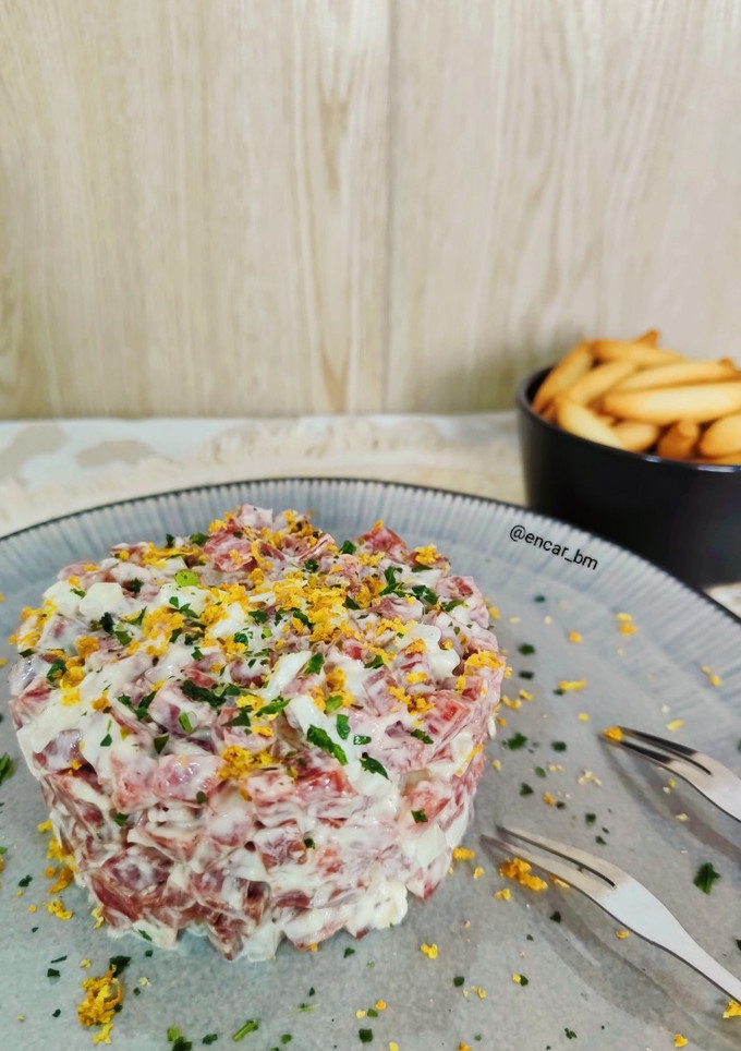 Una foto de Tartar ibérico de salchichón