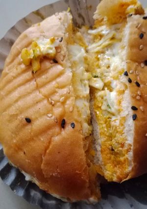 વેજ ચીઝ બર્ગર (Veg Cheese Burger Recipe In Gujarati) રેસીપી મુખ્ય ફોટો