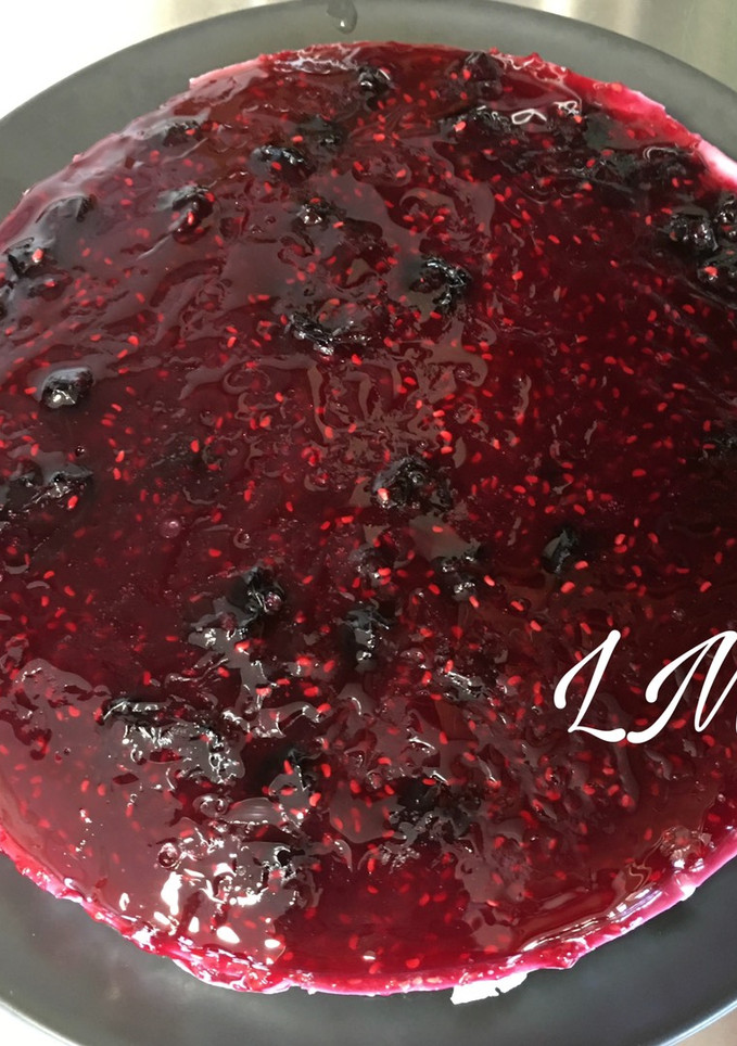 Una foto de La “Casi tarta”: Crema cuajada de queso con coulis de frambuesas y arándanos. Séptima semana