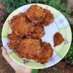A picture of Piyaji / Onion fritters.