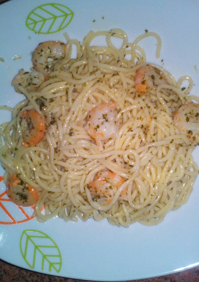 Una foto de Espaguetis al ajillo con gambas