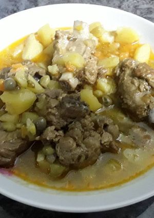 Foto principal de Costillas guisadas con patatas y arbeyos