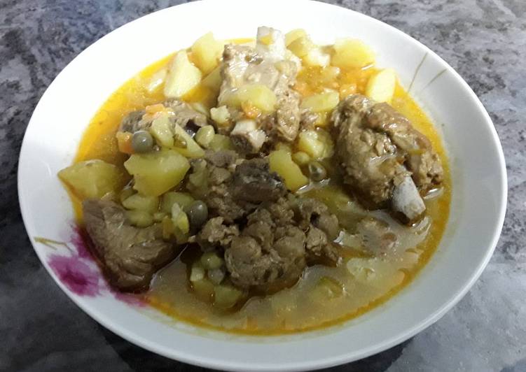 Costillas guisadas con patatas y arbeyos