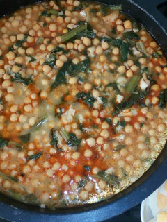 Una foto de Potaje de garbanzos con bacalao
