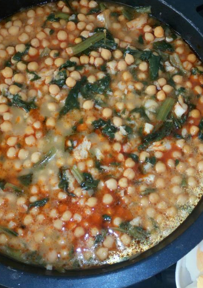 Una foto de Potaje de garbanzos con bacalao