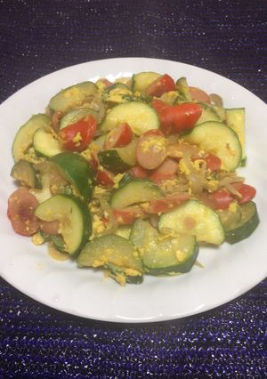 Una foto de Revuelto de Calabacín con Salchichas
