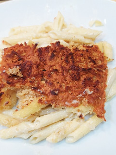 Una foto de Macarrones con bechamel y costra gratinada