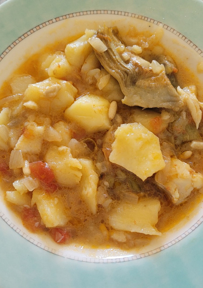 Una foto de Patatas guisadas en una salsa de bacalao de aprovechamiento, espectacular