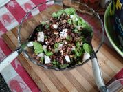 Una foto de aderezos para ensalada