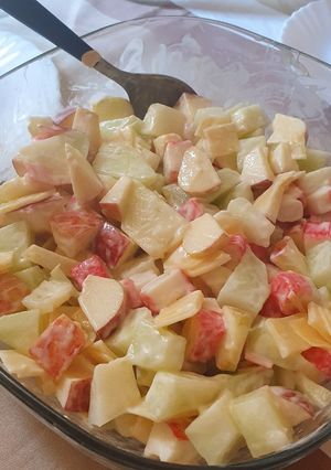Una foto de Ensalada de kanikama, melón y manzanas