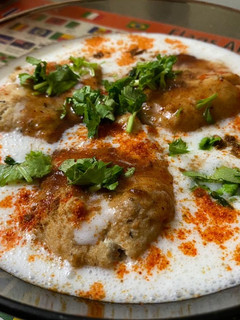 દહીં વડા(dahivada recipe in gujarati) રેસીપી મુખ્ય ફોટો