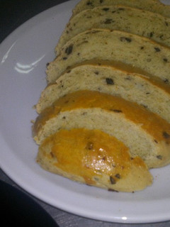 Una foto de Pan con aceitunas sin levadura. Rápido