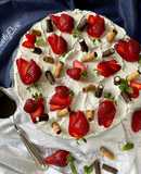 Torta mousse con cioccolato, panna e fragole