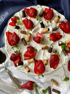 Foto di Torta mousse con cioccolato, panna e fragole