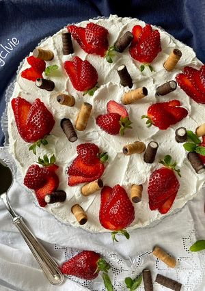 Foto di Torta mousse con cioccolato, panna e fragole