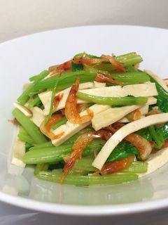 芹菜·豆干丝 & 樱花虾（10分钟） 的食譜成品照片