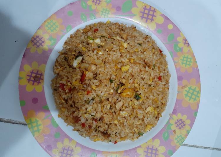 Nasi goreng telur ayam suwir