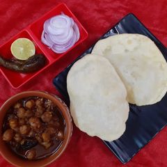 A picture of Restourent style chole bhature.