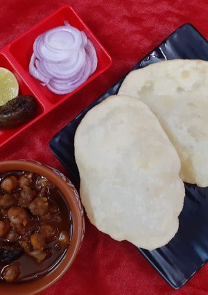 A picture of Restourent style chole bhature.
