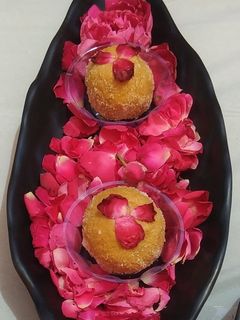 બેસન ગુલકંદ લાડુ રેસીપી મુખ્ય ફોટો