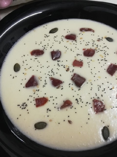 Una foto de Crema de melón con jamón ibérico y semillas