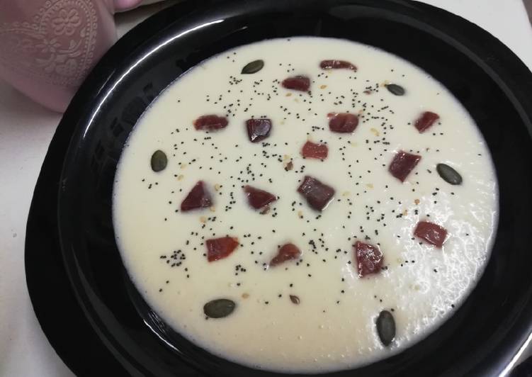 Crema de melón con jamón ibérico y semillas