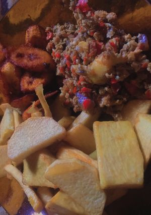 A picture of Fried Yam and egg sauce.