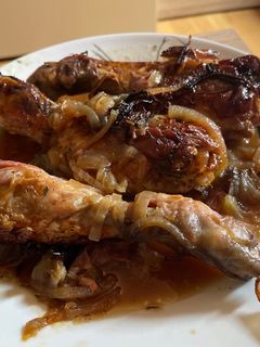 Una foto de Muslos encebollados en salsa de otro
