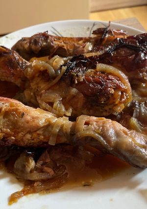 Una foto de Muslos encebollados en salsa de otro