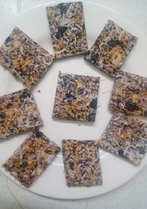તલ અને મિક્સ ડ્રાયફ્રૂટ્સની ચીકી (Til Mix Dry Fruits Chikki Recipe In Gujarati) રેસીપી મુખ્ય ફોટો