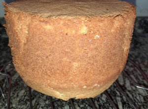 Una foto de Bizcochuelo fácil para decoración de tortas