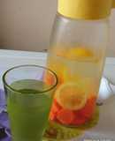 Agua saborizada con limón, zanahoria y jengibre