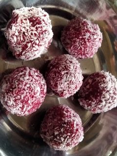 બીટ ના લાડુ (Beetroot Ladoo Recipe In Gujarati) રેસીપી મુખ્ય ફોટો