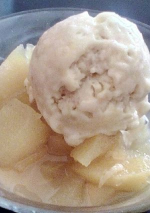 Una foto de Manzana o Pera con helado de banana light ideal para diabéticos