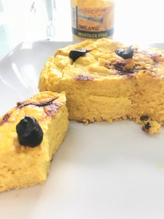 Una foto de Maxi pastel de coliflor y salmón al ajo negro y cúrcuma