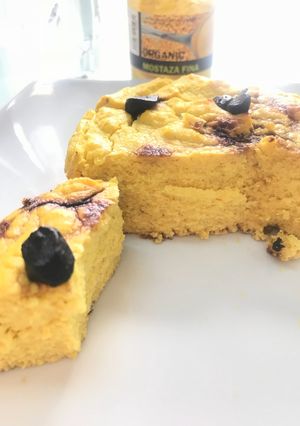 Una foto de Maxi pastel de coliflor y salmón al ajo negro y cúrcuma