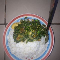 A picture of White rice and veggies sauce.