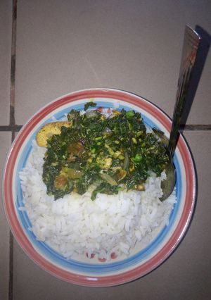 A picture of White rice and veggies sauce.