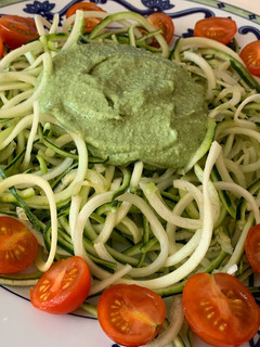 Una foto de Espaguetis de calabacín con salsa de aguacate y tomates cherry