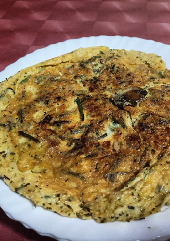 Una foto de Tortilla de champiñones y espárragos trigueros