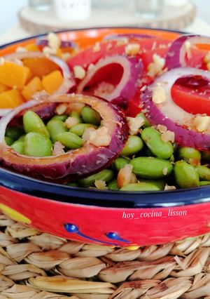 Una foto de Poke de edamame y calabaza