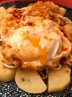 Una foto de Gulas al ajillo con huevos estrellados